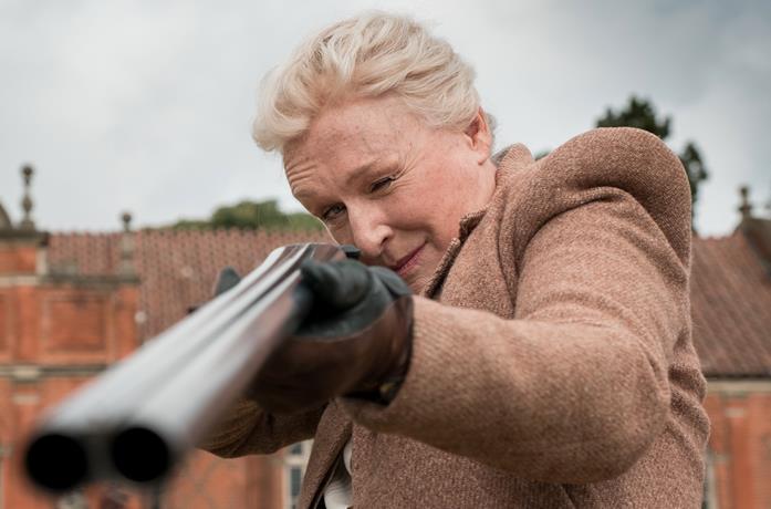 Glenn Close prende la mira con un fucile