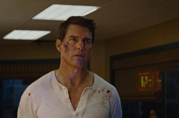 Tom Cruise nella scena iniziale di Jack Reacher 2: Punto di non ritorno