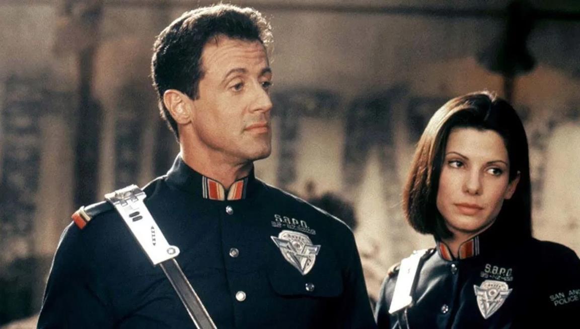 Sylvester Stallone e Sandra Bullock in una scena di Demolition Man