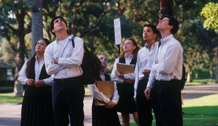 Donnie Darko insieme ai suoi compagni di scuola Jake Gyllenhaal interpreta Donnie Darko, protagonista del film