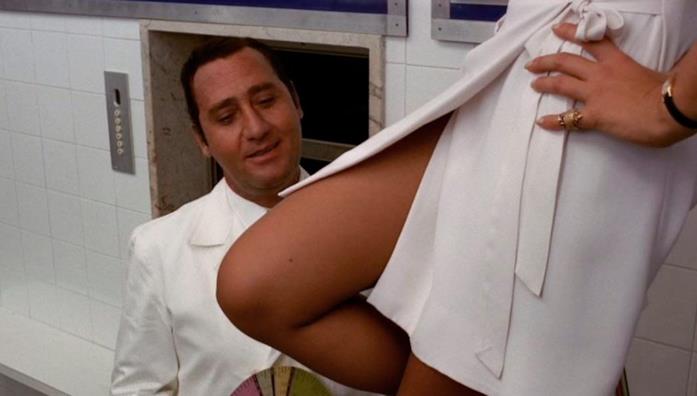 Il prof. dott. Guido Tersilli primario della clinica Villa Celeste convenzionata con le mutue, le curiosità sul film Sordi in una scena del film