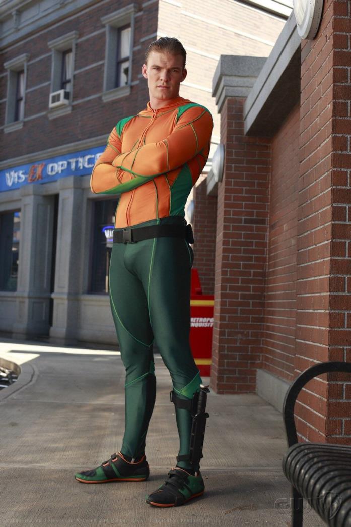 Aquaman è interpretato da Alan Ritchson, in Smallville Figura intera di Alan Ritchson nel costume di Aquaman
