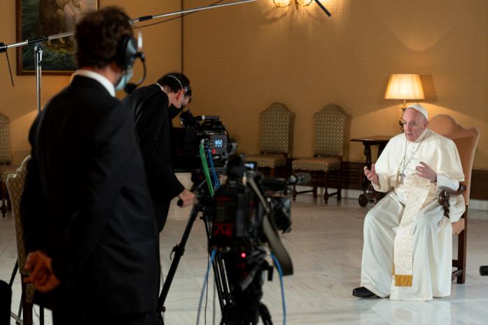 Un'immagine di Papa Francesco al lavoro sulla docuserie Netflix