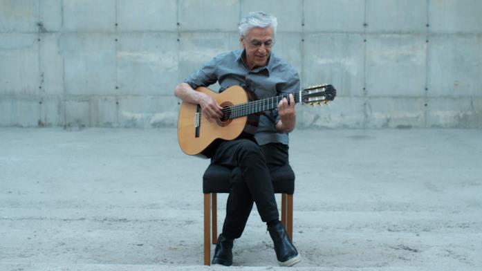 Narciso in vacanza, il documentario sulla detenzione di Caetano Veloso Caetano Veloso con la chitarra in una scena del film Narciso in vacanza