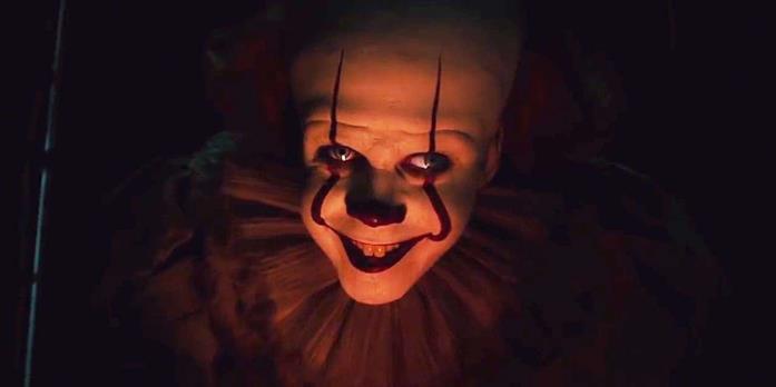 Bill Skarsgard nei panni di Pennywise