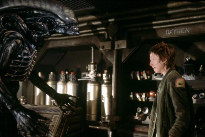 L'alieno aggredisce la povera Lambert Lambert è interpretata da Veronica Cartwright