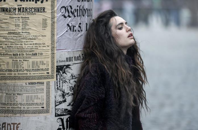 Ella Rumpf nella serie televisiva Freud del 2020 Ella Rumpf è la sensitiva Fleur Salomè in Freud su Netflix