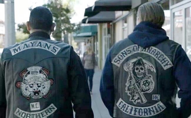 Mayans e Sons of Anarchy Mayans e Sons of Anarchy prima rivali poi alleati nella serie