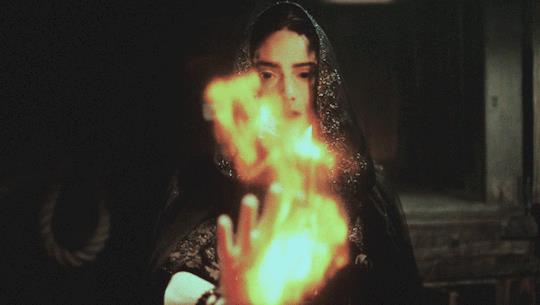 Salem, serie TV sulla magia nera e la caccia alle streghe Mary in una scena di Salem