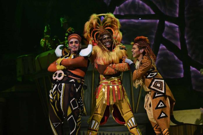 Lo spettacolo The Lion King: Rhythms of the Pride Lands Simba con Timon e Pumbaa
