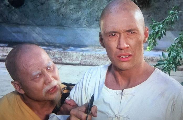 Keye Luke e David Carradine in una scena della serie TV Kung Fu