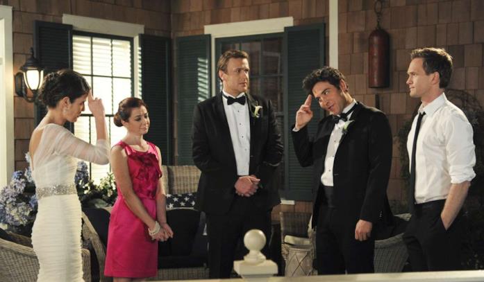Ted e gli amici riuniti nell'ultimo episodio Una scena della sitcom