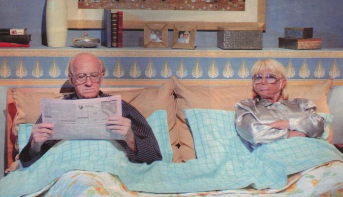 Sandra Mondaini e Raimondo Vianello a letto in una scena della sit-com