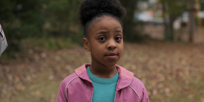 Erica Sinclair, la sorella di Luca nella seconda stagione di Stranger Things Primo piano di Erica Sinclair, nella stagione 2 di Stranger Things