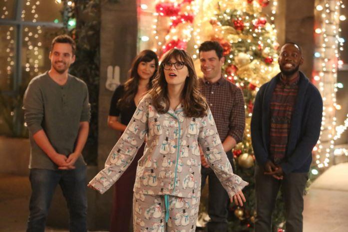 La Vigilia della Vigilia di Natale di New Girl Il cast di New Girl davanti le luci di Natale