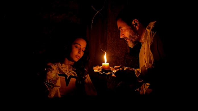 Il sabba è basato su una storia vera? Gli eventi che hanno ispirato il film Netflix Amaia Aberasturi e Alex Brendemühl in una scena del film Il sabba