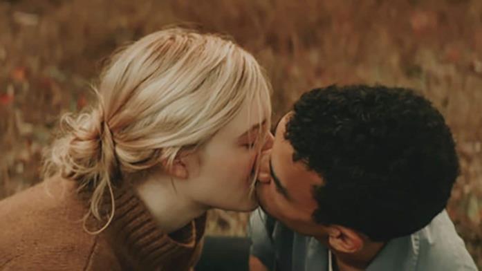 Raccontami di un giorno perfetto, Violet e Theo si innamorano Violet e Theo si baciano in una scena di Raccontami di un giorno perfetto