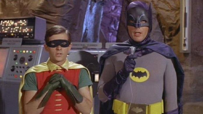 Adam West (a dx.) e Burt Ward (a sx.) nei panni di Batman e Robin nella serie televisiva del 1966 Mezzibusti di Adam West e Burt Ward nei panni di Batman e Robin, nella Bat-caverna