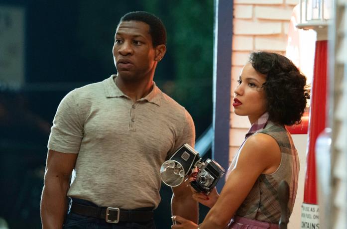 Jonathan Majors e Jurnee Smollett in una scena di Lovecraft Country Jonathan Majors e Jurnee Smollett in Lovecraft Country