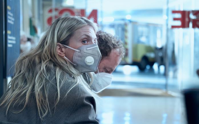 Oxygène, il finale e la spiegazione del film Netflix con Mélanie Laurent Mélanie Laurent e Malik Zidi in una scena del film Oxygène