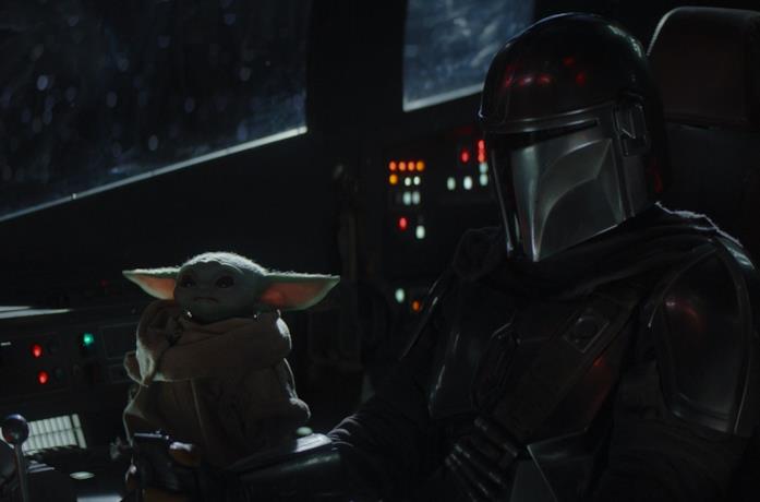 Il Bambino e "Mando" in una scena della serie The Mandalorian