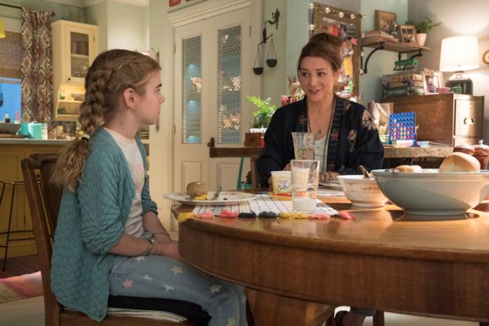 Matilda Lawler e Alyson Hannigan in Flora & Ulisse Matilda Lawler e Alyson Hannigan in una scena di Flora & Ulisse