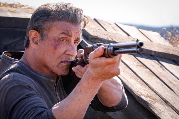 Sylvester Stallone, posticipata l'uscita al cinema di Samaritan Sylvester Stallone punta il fucile in Rambo: Last Blood