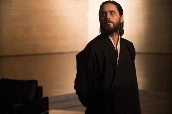 Una mezza figura di Jared Leto in una scena di Blade Runner 2049