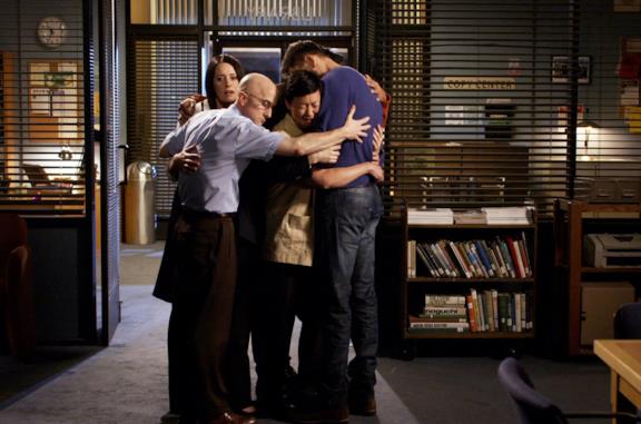Un'immagine dei protagonisti di Community stretti in un abbraccio