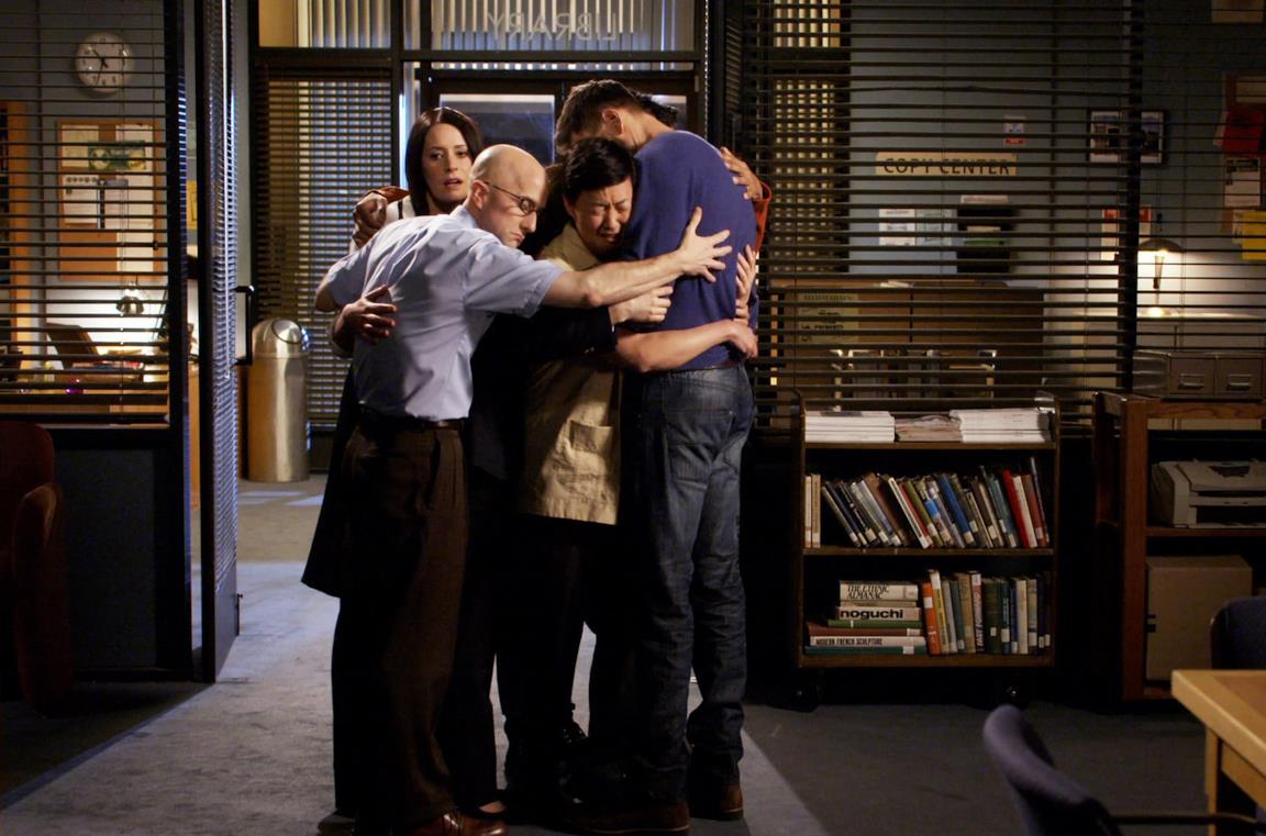 Un'immagine dei protagonisti di Community stretti in un abbraccio