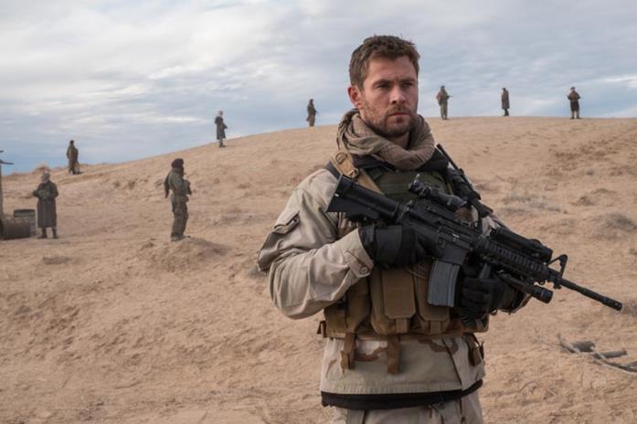 Chris Hemsworth in 12 Soldiers Chris Hemsworth imbraccia il fucile in 12 Soldiers