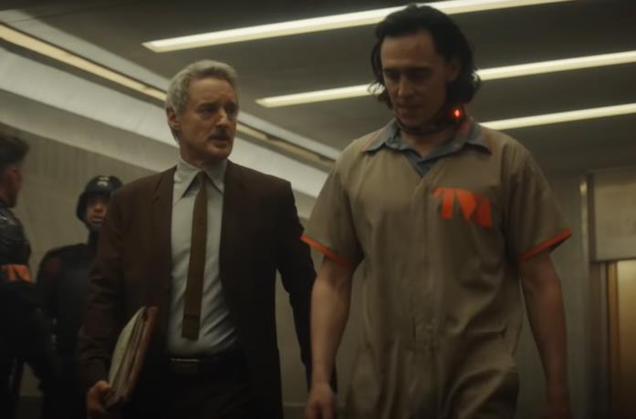 Un'immagine di Mobius e Loki che camminano nei corridoi della TVA Loki, la prima clip della serie ci presenta Mobius. M. Mobius