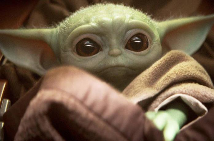 Darth Vader 'sconfitto' da Baby Yoda Un'immagine del Bambino in The Mandalorian