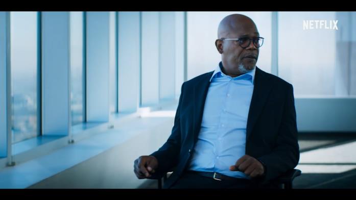 Una scena tratta da Death to 2020 Samuel L. Jackson, nei panni di un giornalista, durante un'intervista