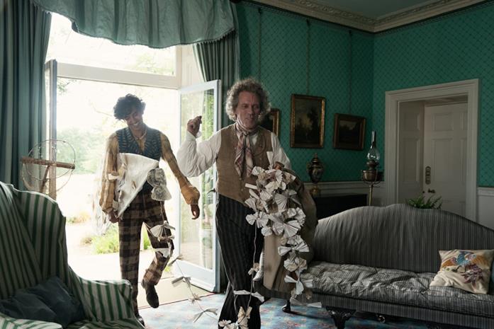 La vita straordinaria di David Copperfield: trailer, trama e cast del film Dev Patel e Hugh Laurie in una scena del film La vita straordinaria di David Copperfield