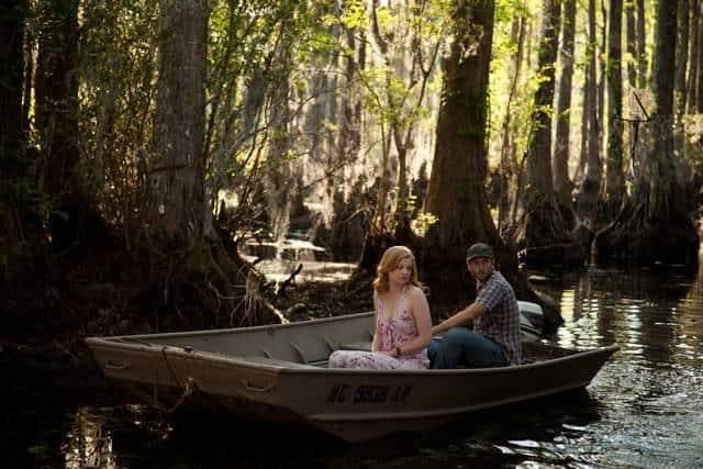 Jessie e Preston in Jessabelle Jessie e Preston si aggirano per la palude su una barchetta