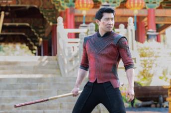 Shang-Chi con un bastone
