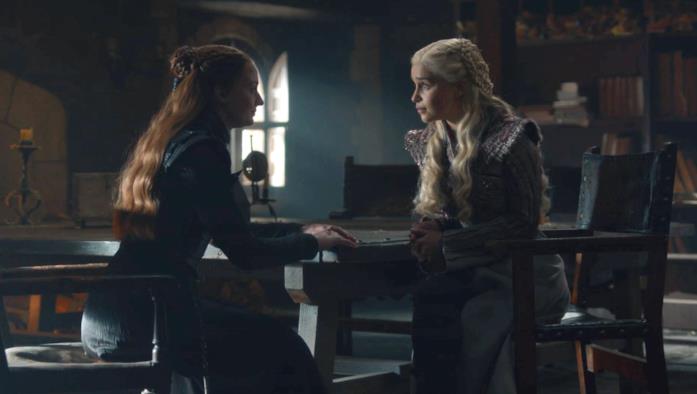 Game of Thrones 8: la reazione di Daenerys alla grande rivelazione, spiegata da Emilia Clarke Sophie Turner ed Emilia Clarke in Game of Thrones 8x02