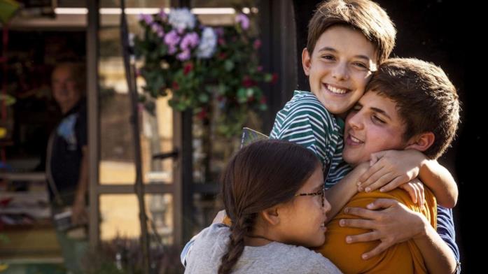 Glassboy: a febbraio 2021 su Rakuten TV Tre bambini che si abbracciano