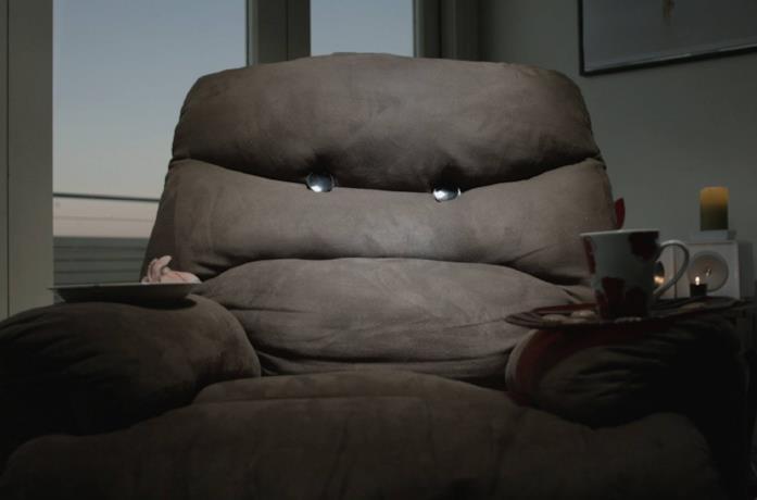 Il divano assassino del film Killer Sofa