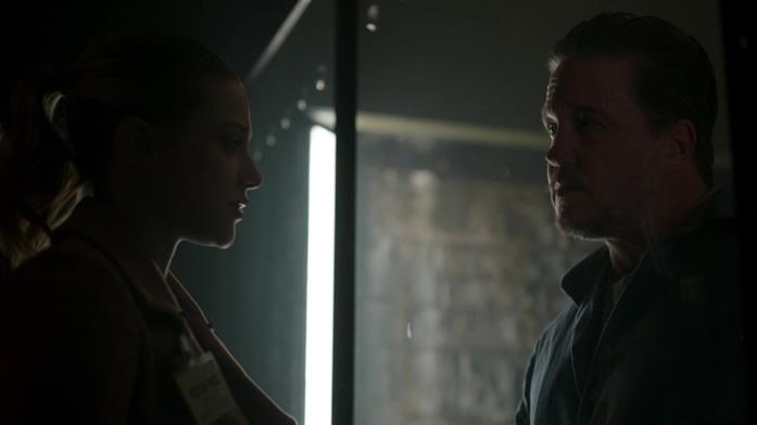 Betty visita suo padre in prigione Una scena di Riverdale con Betty e suo padre, simile a Il silenzio degli innocenti