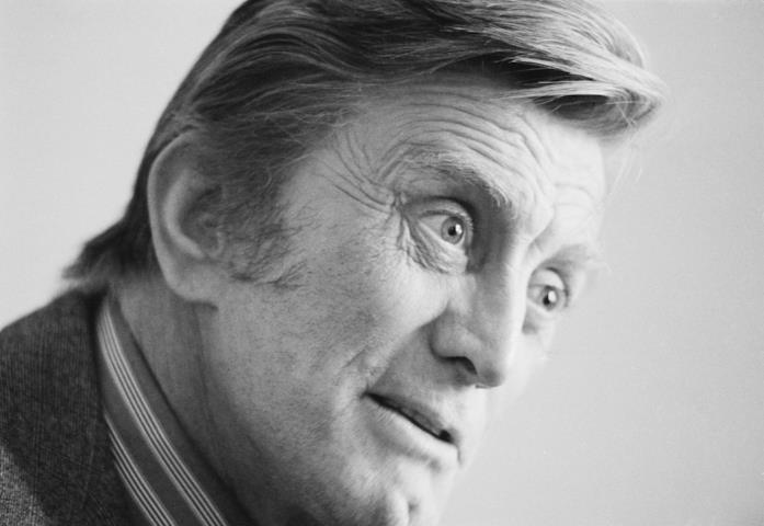 Kirk Douglas in una foto in bianco e nero