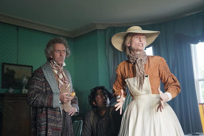 La vita straordinaria di David Copperfield: trailer, trama e cast del film Hugh Laurie, Dev Patel e Tilda Swinton in una scena del film La vita straordinaria di David Copperfield