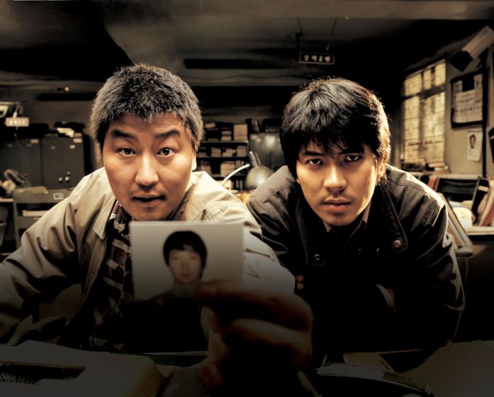 Song Kang-ho e Kim Roi-ha in una scena del film Memorie di un assassino
