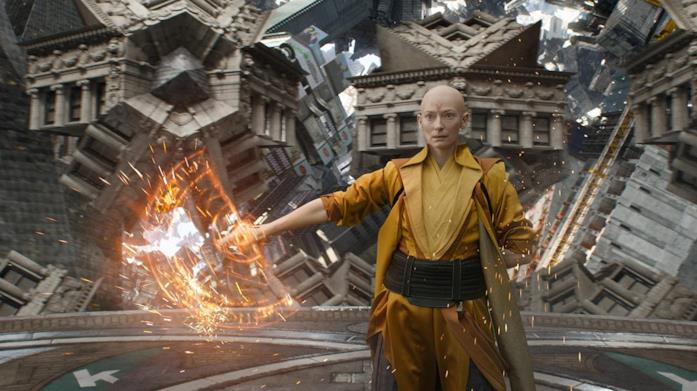 Tilda Swinton fa uso dei suoi poteri in Doctor Strange L'Antico interpretato da Tilda Swinton mostra i suoi poteri in Doctor Strange