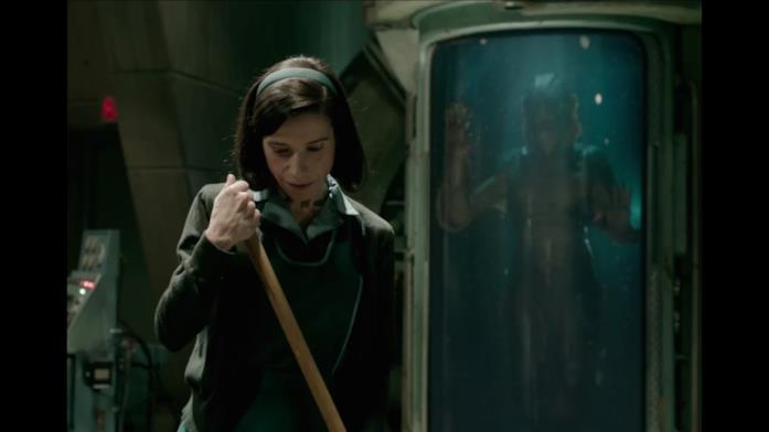 Sally Hawkins in una scena del nuovo film di Guillermo Del Toro Sally Hawkins spazza il pavimento e la Creatura la guarda