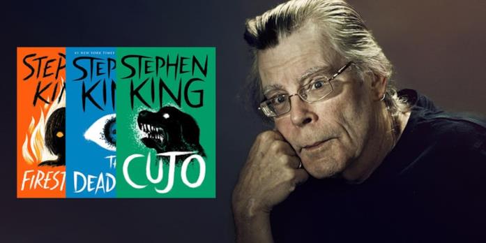 Lo scrittore Stephen King con i suoi libri in mano