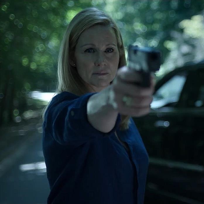 Wendy punta la pistola contro il marito nel trailer della terza stagione di Ozark Wendy punta la pistola contro il marito nel trailer della terza stagione di Ozark