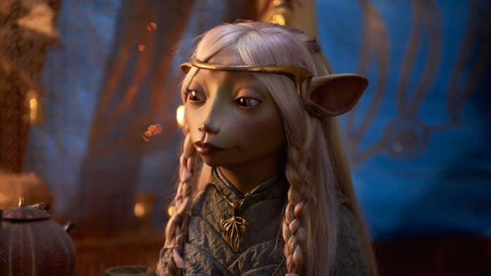 Un personaggio della serie televisiva The Dark Crystal: La resistenza Brea in una stanza mentre ascolta qualcuno