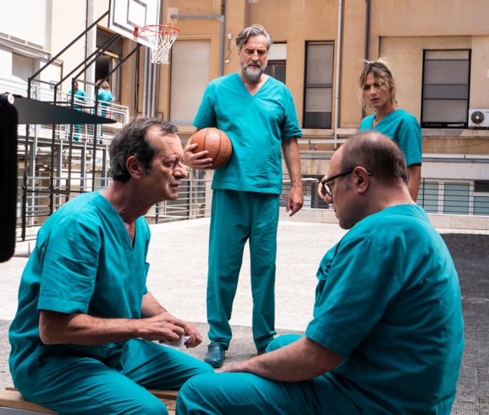 Rocco Papaleo e il resto del cast Rocco Papaleo e il resto del cast discutono dopo la partita a basket
